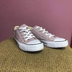 Mauve tennis shoes
